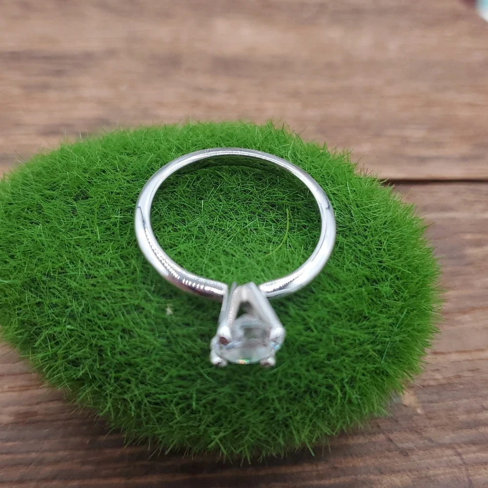 Elegant Ring with Clear Gemstone Size 7 R802 - Picture 3 of 4